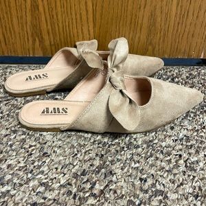 Dress sandals with bow